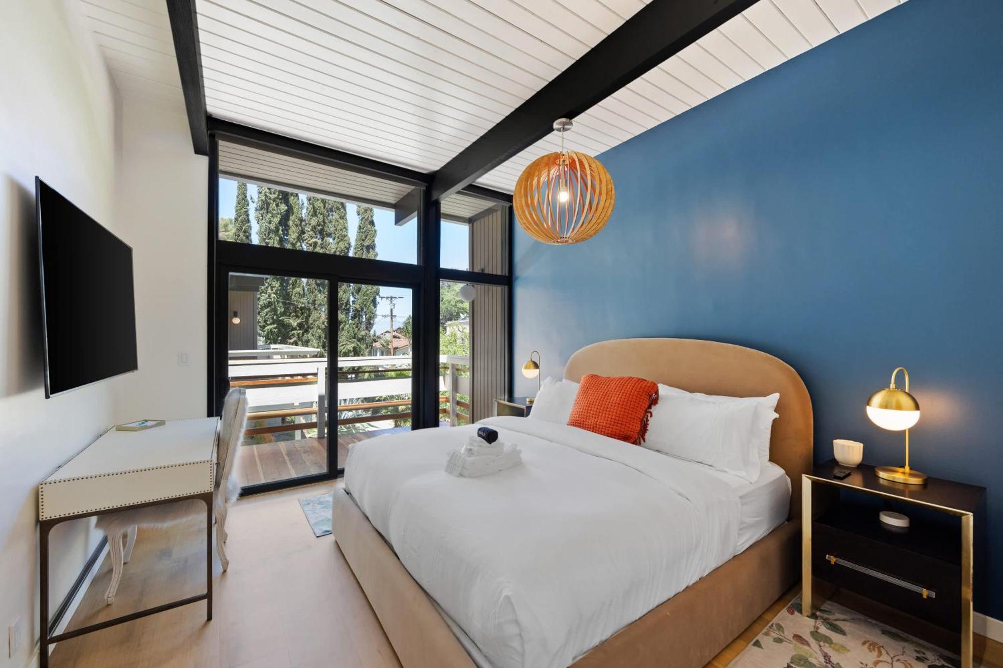 Holiday home New Listing Architectural By Colby & Conrad