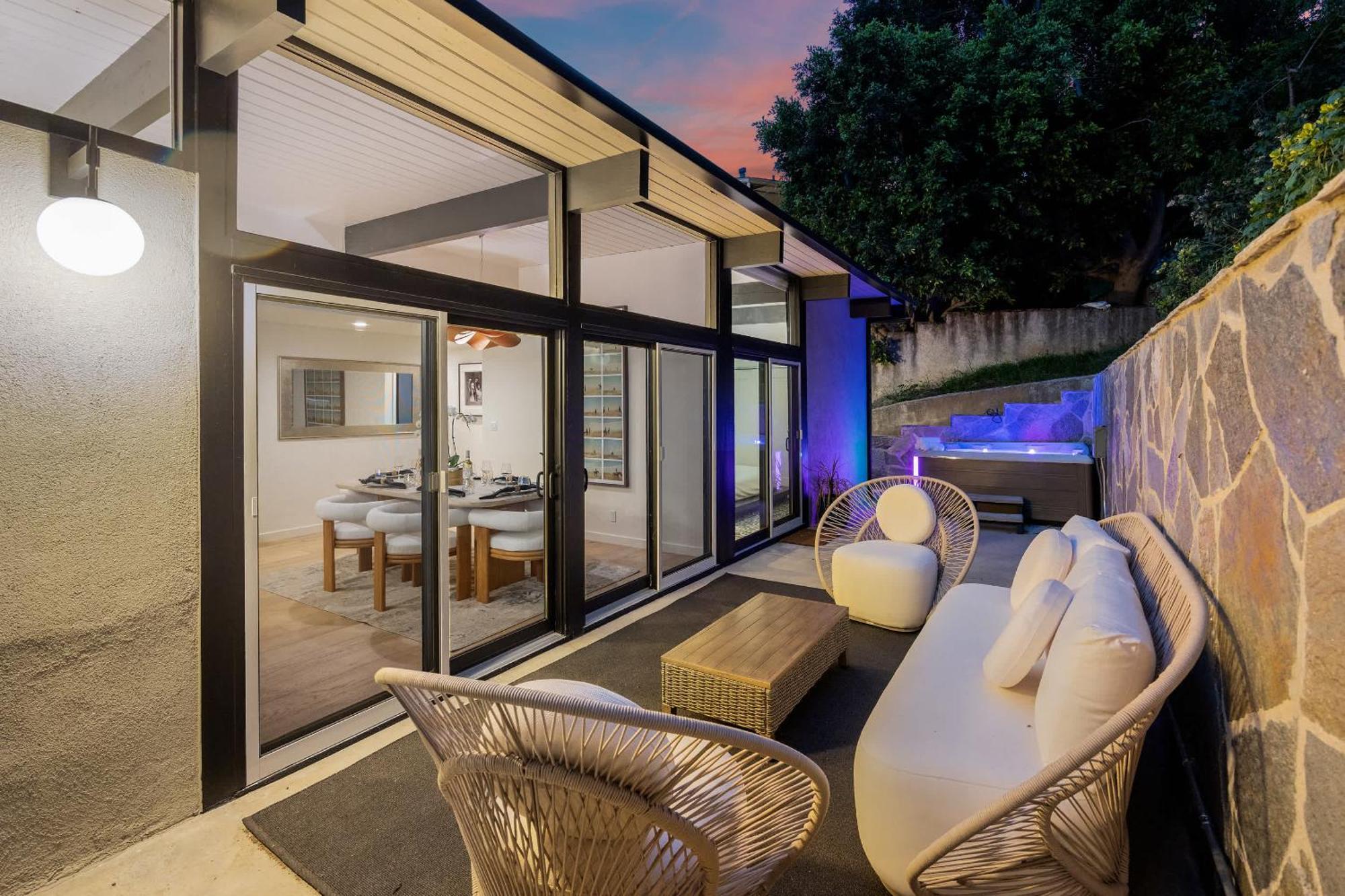 New Listing Architectural By Colby & Conrad Holiday home