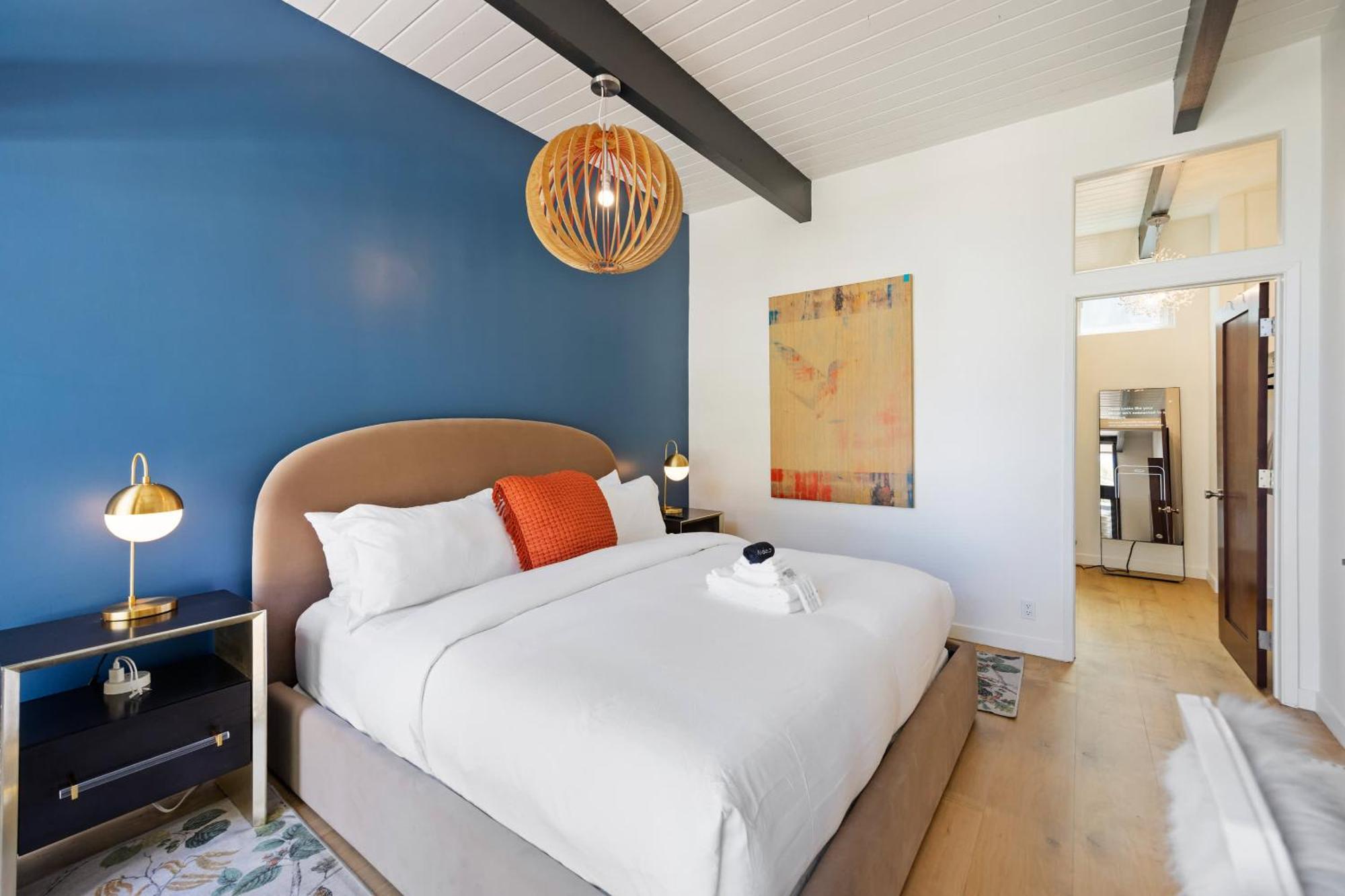 New Listing Architectural By Colby & Conrad Holiday home *