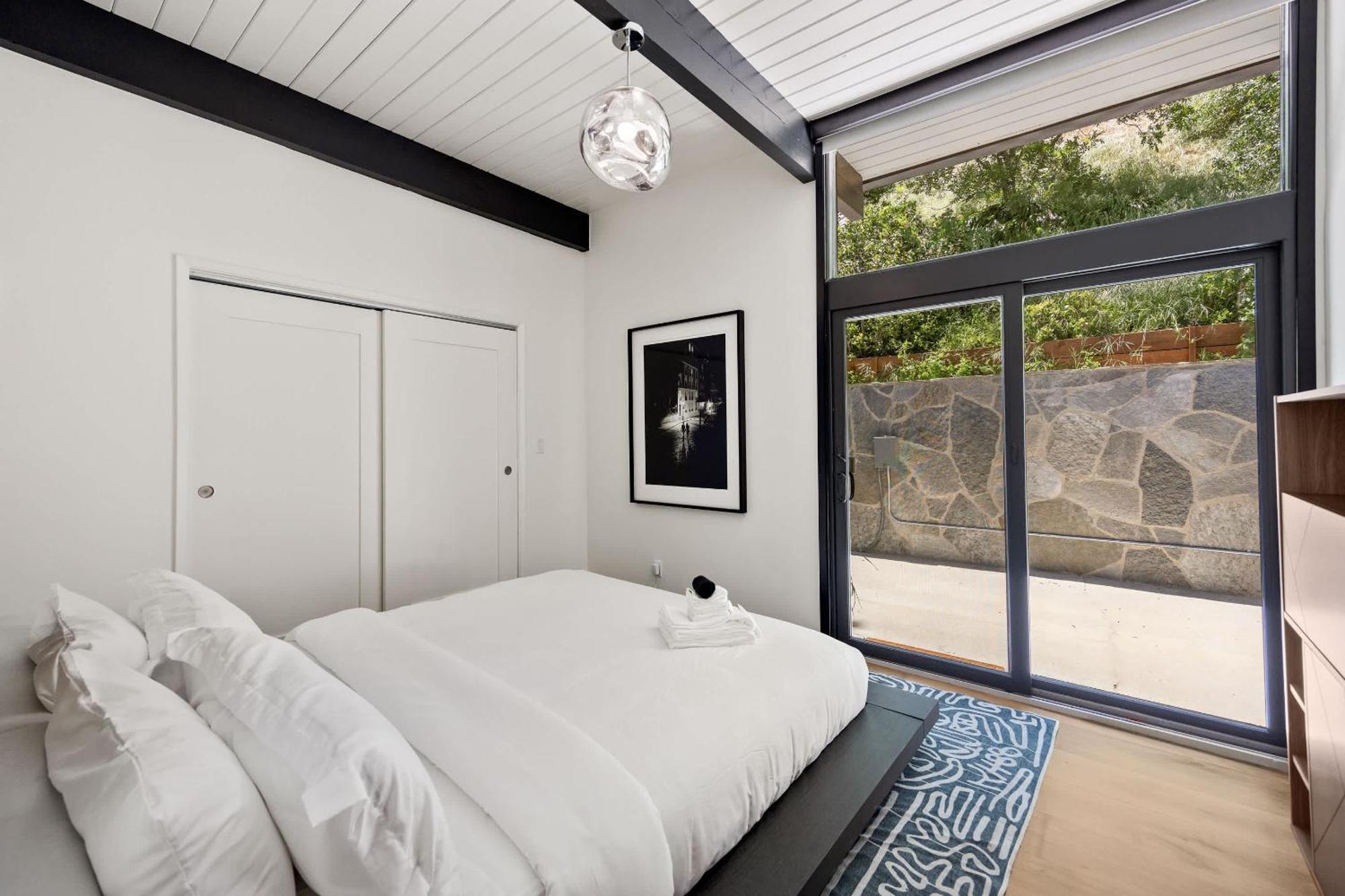 New Listing Architectural By Colby & Conrad Holiday home *