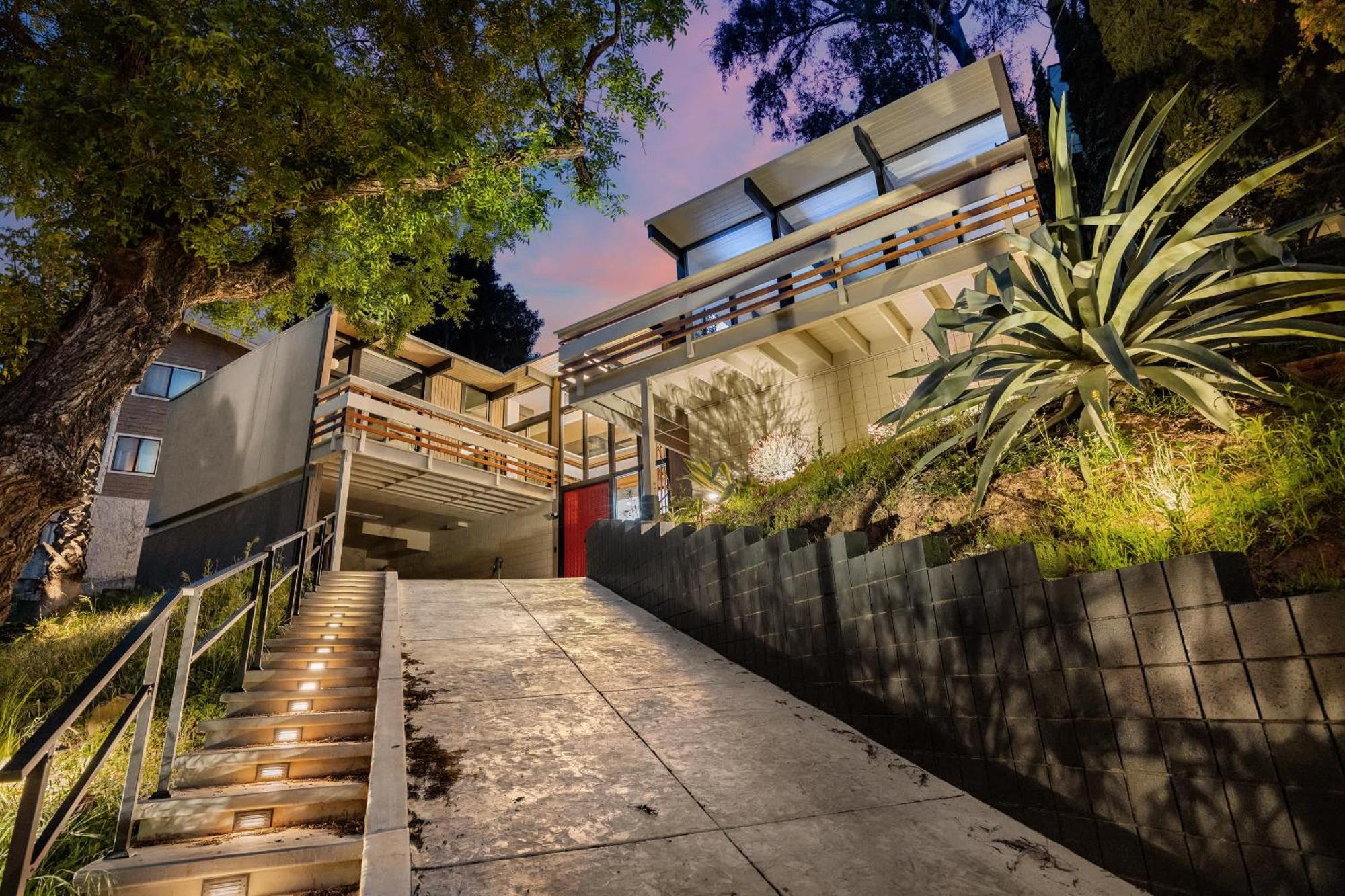 New Listing Architectural By Colby & Conrad Holiday home *